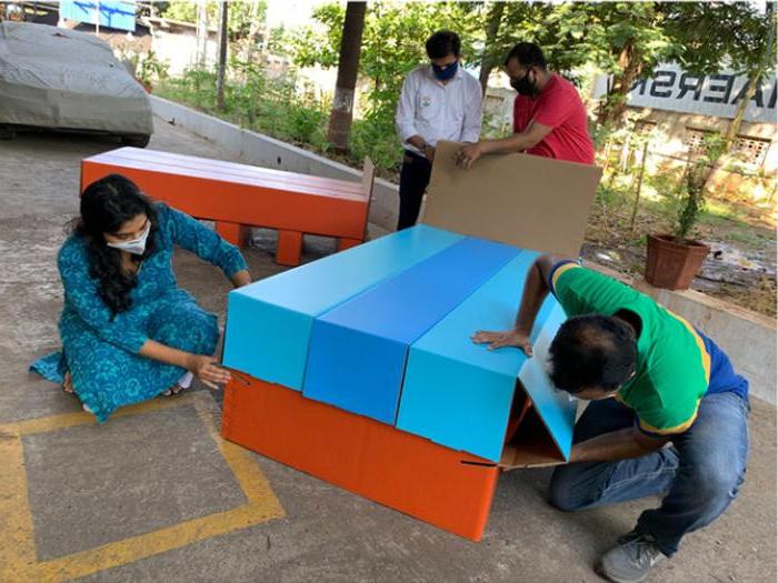 Индия: женщина делает кровати из картона и продает в больницы по себестоимости