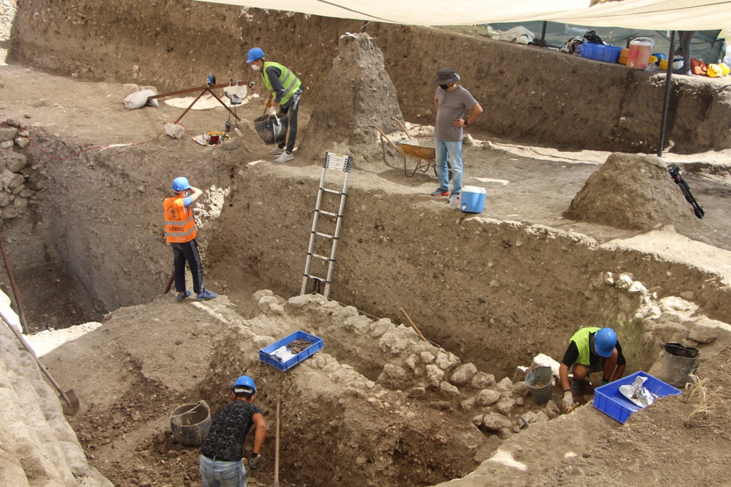 Бог виноделия: в Турции археологи обнаружили маску Диониса возрастом более 2000 лет