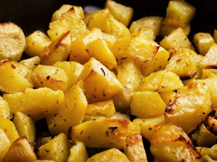 Немного чипсов, чтобы добавить хруста: 15 простых способов улучшить картофельный салат