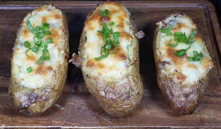 Называем эту картошку "2 в 1", так как едим ее как основное блюдо и гарнир. Минимум времени, довольна вся семья