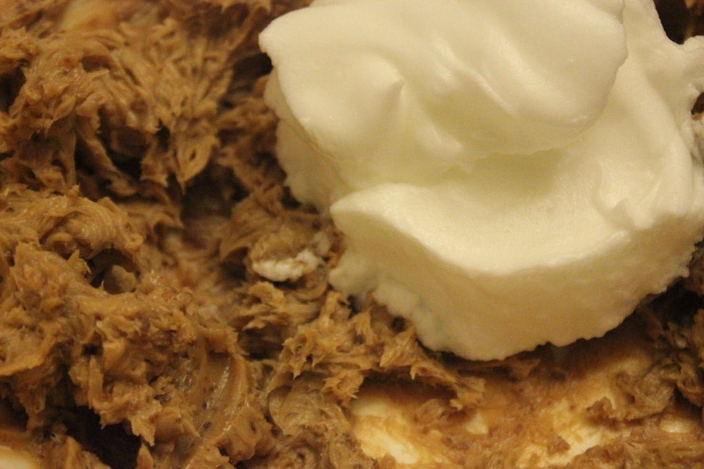 Ароматный кекс с сахарной помадкой и фиалками: выпечка выглядит очень ярко и аппетитно
