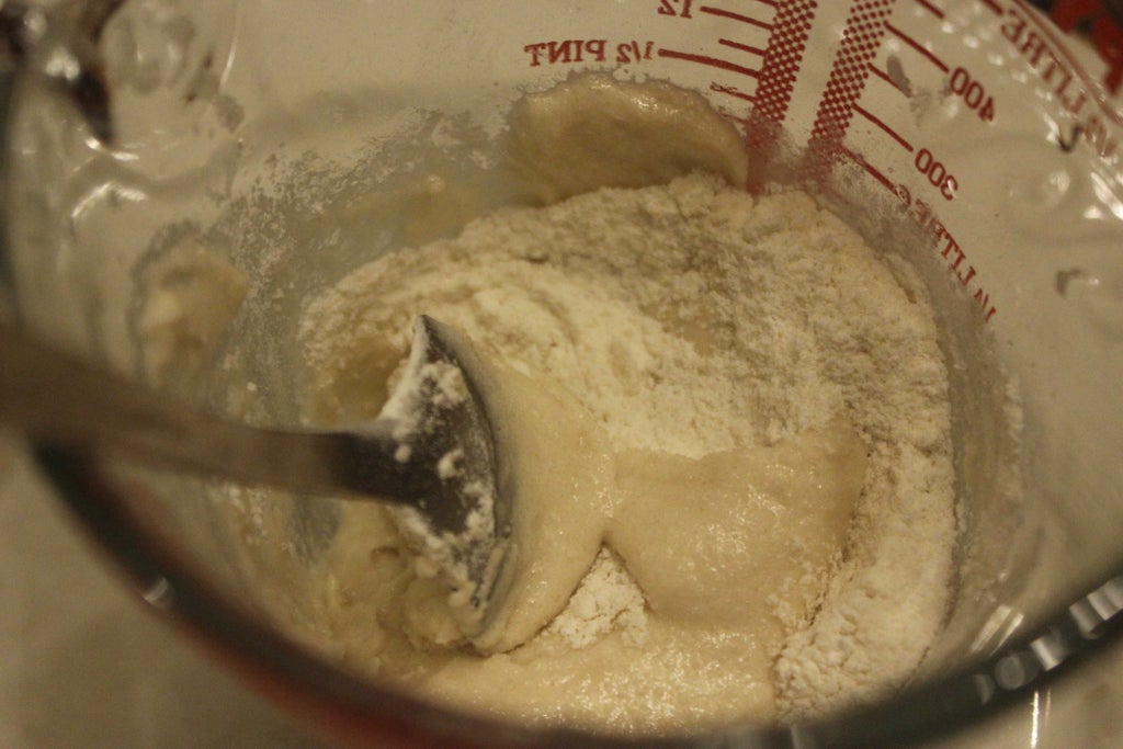 Ароматный кекс с сахарной помадкой и фиалками: выпечка выглядит очень ярко и аппетитно