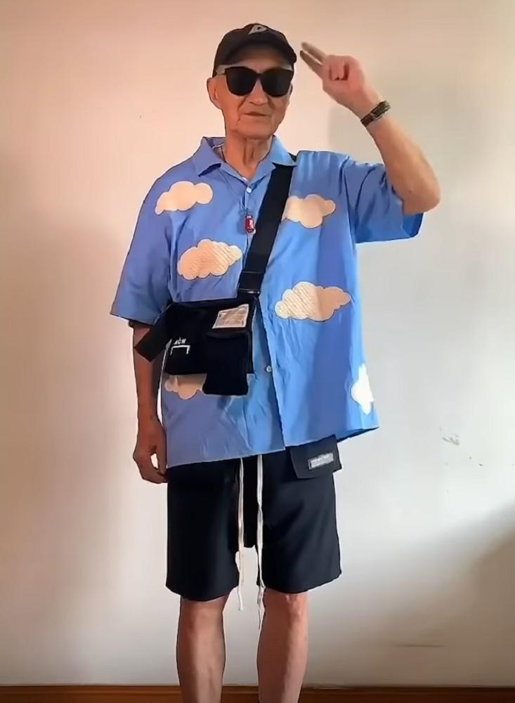 83-летний китаец разрушает стереотипы о скучной жизни на пенсии: мужчина одевается по последнему слову моды (фото)