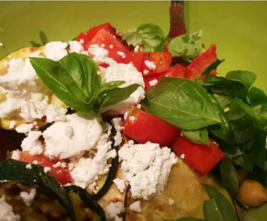 Белковый заряд: вкусный вегетарианский средиземноморский салат из нута