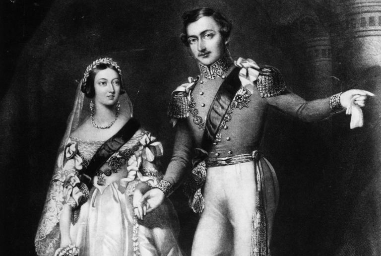 Британская королевская семья могла бы развалиться давным-давно, если бы не счастливый поворот судьбы
