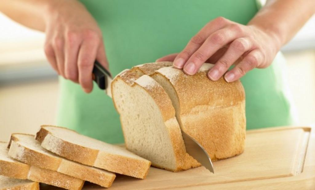 «Порог, пятка, приклад»: женщина начала дискуссию о том, как называть последний кусок буханки хлеба, и у людей есть свои варианты