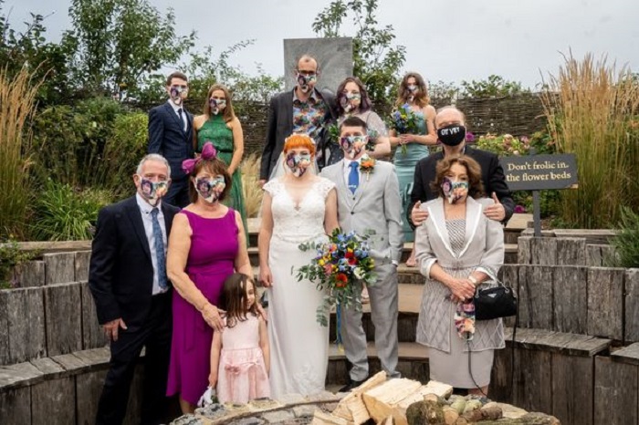 Британская пара нашла гениальный способ провести свадьбу во время пандемии: вместо гостей - картонные фигурки