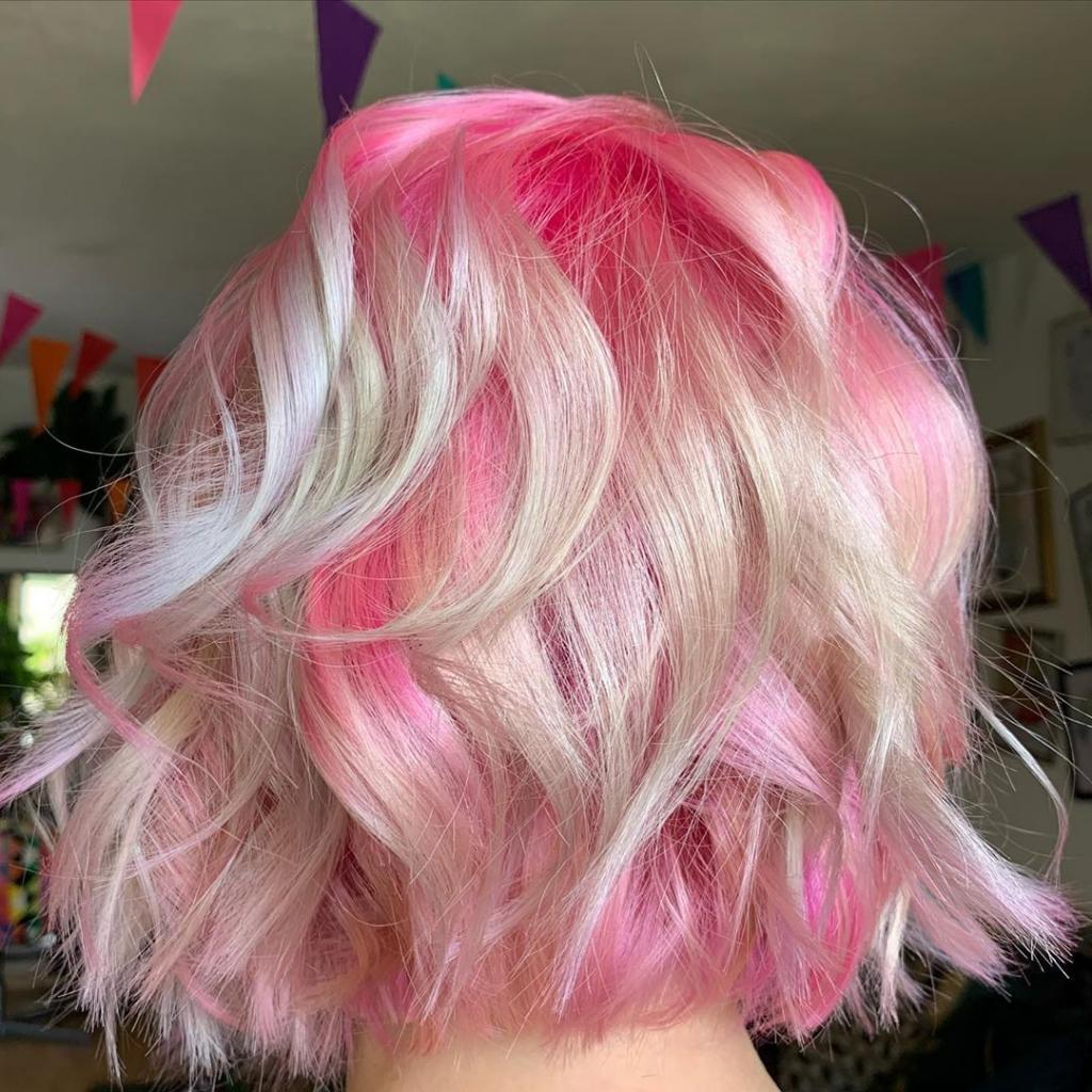 Голографический розовый кварц — новый оттенок волос, который врывается в моду (фотоподборка)