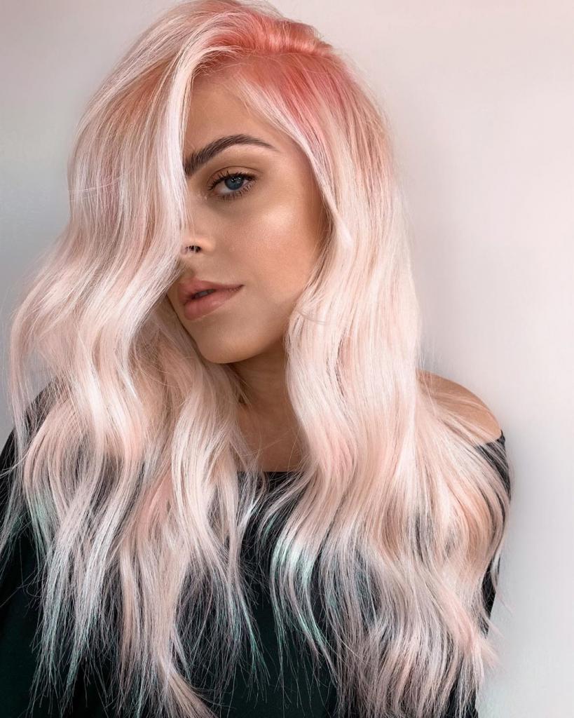Голографический розовый кварц — новый оттенок волос, который врывается в моду (фотоподборка)