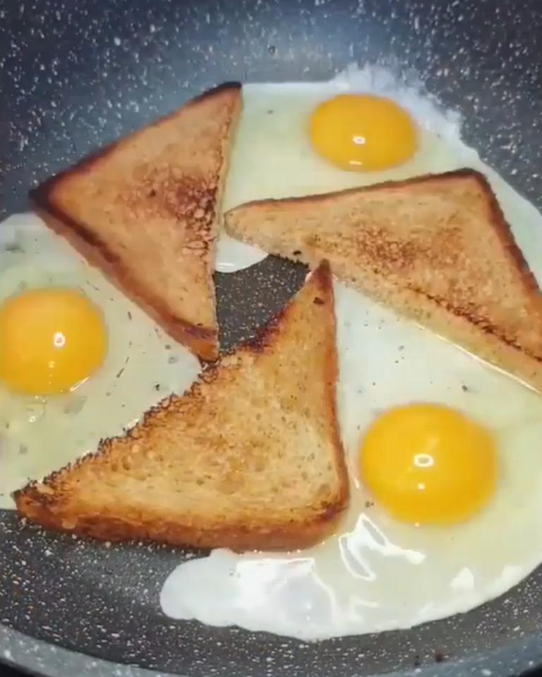 Друг-грузин показал, как жарят яичницу у них: хлеб добавляют прямо на сковороду, а сверху - начинку для бутербродов
