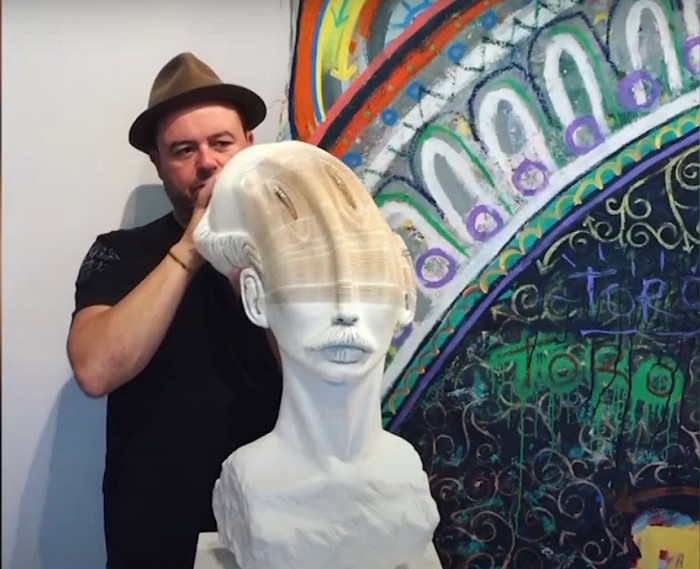 Талантливый художник создает необычные бумажные скульптуры: они как будто резиновые (видео)