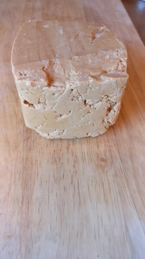 Молоко и сыворотка: рецепт норвежского сыра с карамельным оттенком