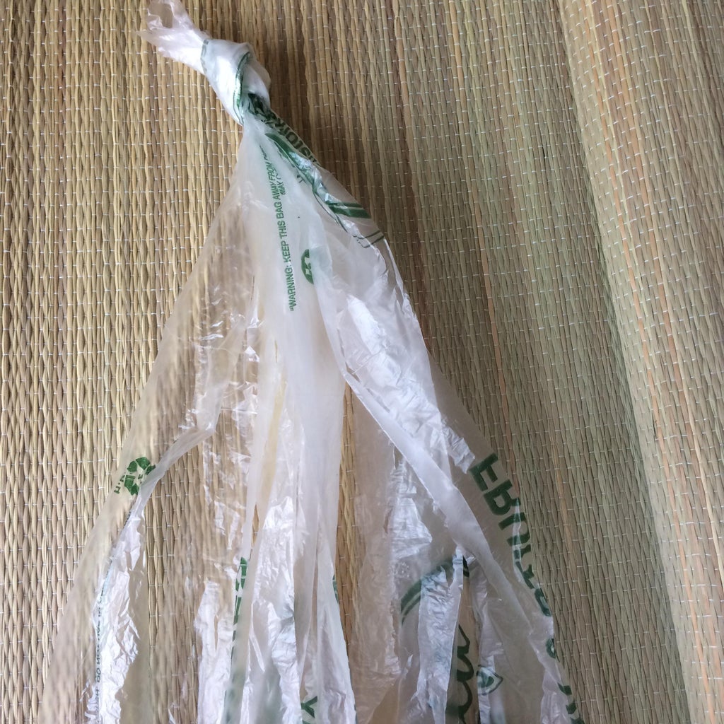 Пакета с пакетами у меня нет - вяжу из продуктовым сумок стильные корзины (фото)