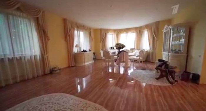 Дровница в виде олимпийских колец и удобный диван. Как выглядит новый дом Евгении Медведевой (фото)
