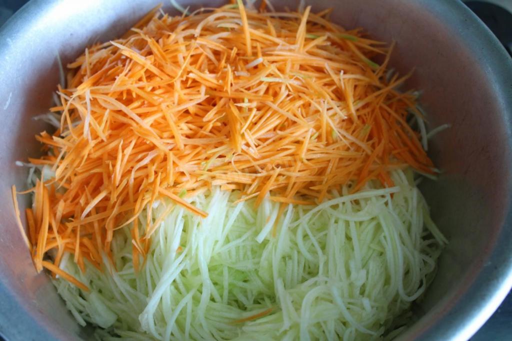 Беру кабачки, морковку и говяжий фарш: осенний рулет в духовке