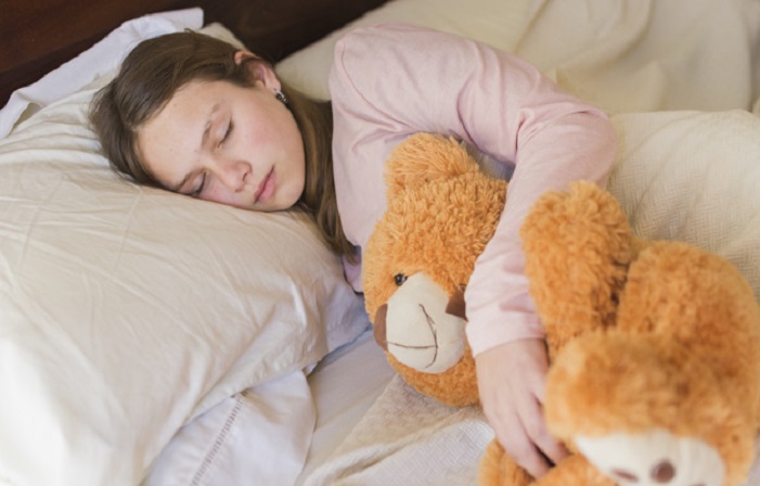 Почему человек не засыпает, пока не обнимет что-то: эта привычка не с детства