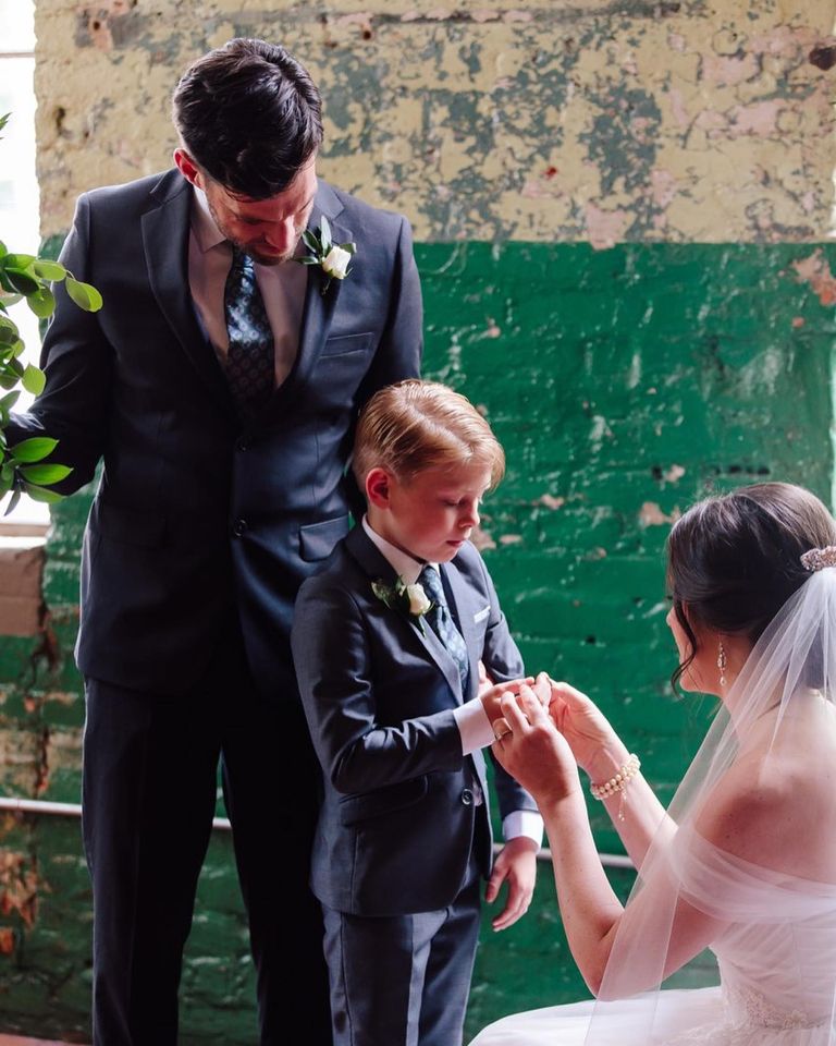 Вот как нужно любить детей! На церемонии невеста надела кольцо на палец своему пасынку (трогательные фотографии)