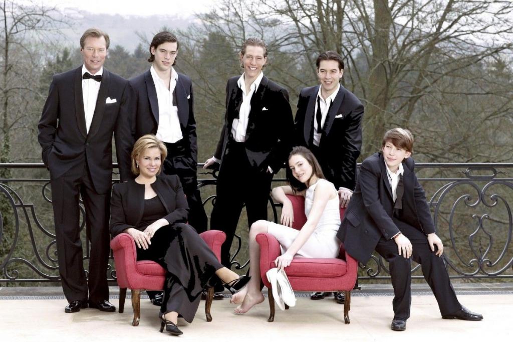 Принцесса Монако, королевы Иордании и Англии: многодетные мамы-аристократки, у которых четверо и более детей (фото)