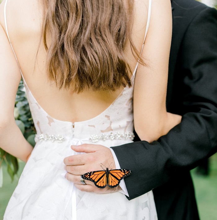 Во время свадебной фотосессии к паре присоединилась бабочка: снимки получились просто волшебными