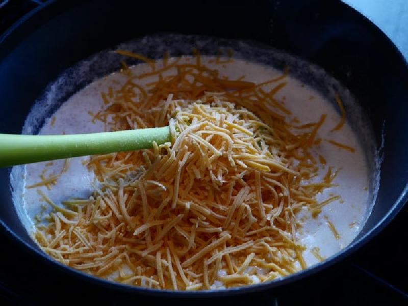 Картофель с сыром чеддер и маслом на гарнир: радуем своих родных и близких необычным ужином