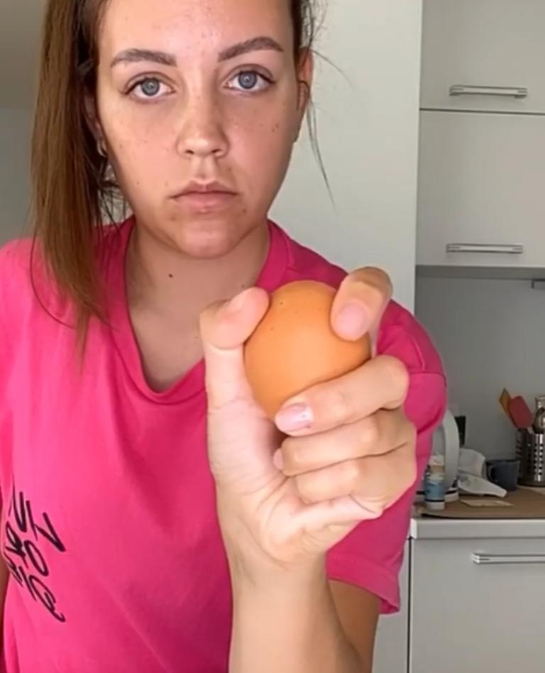 Фуд-блогер рассказала, как профессиональные повара разбивают яйцо одной рукой: буду удивлять родных моей новой "суперспособностью"