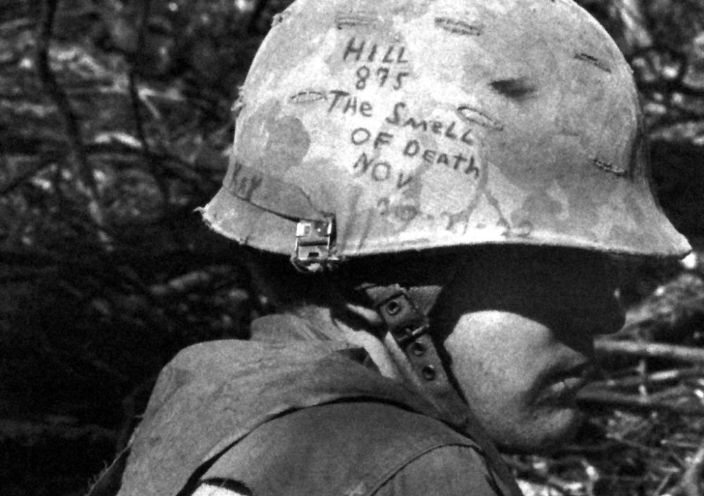 Самовыражение может быть везде. Солдаты делают надписи на своих касках во время вьетнамской войны (фото)