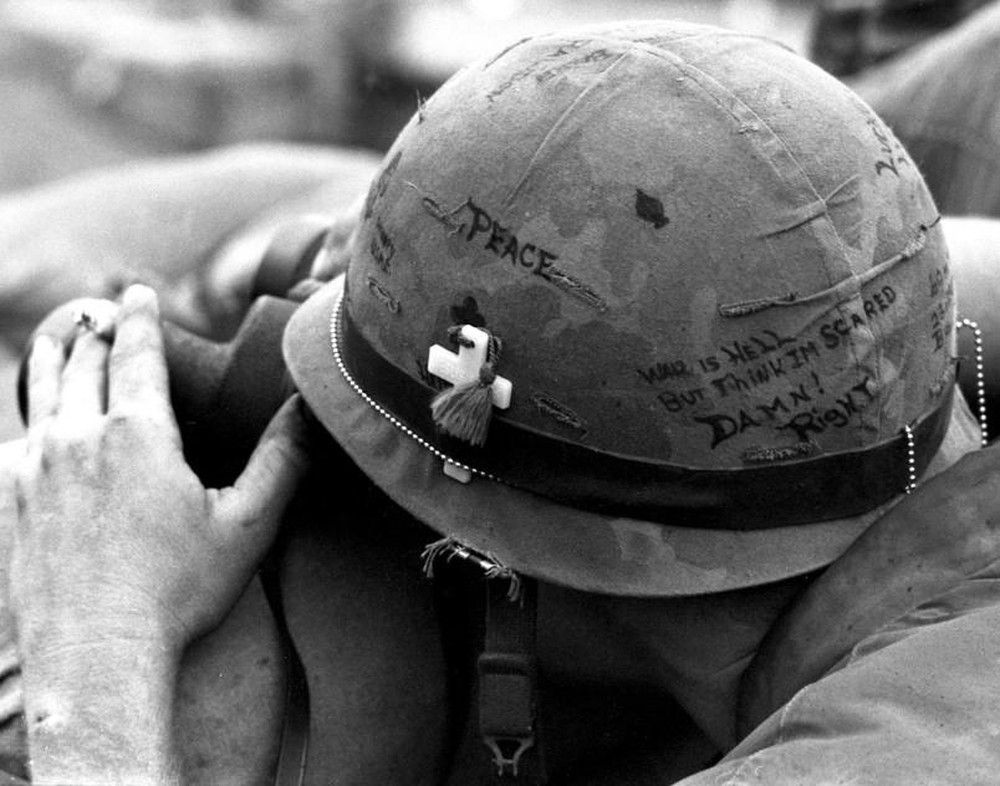 Самовыражение может быть везде. Солдаты делают надписи на своих касках во время вьетнамской войны (фото)