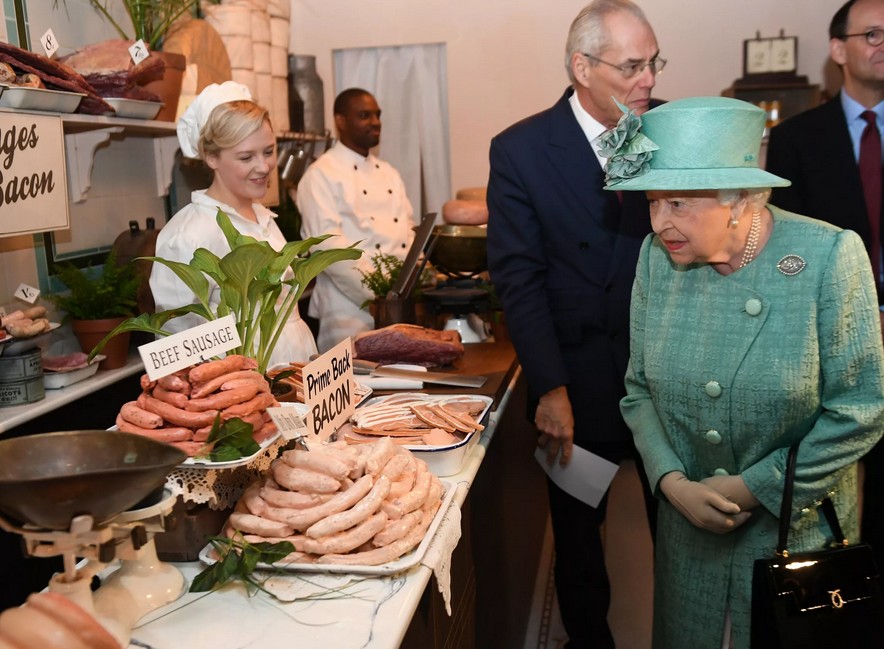 Британская королева ест гамбургеры очень специфически - без булочки
