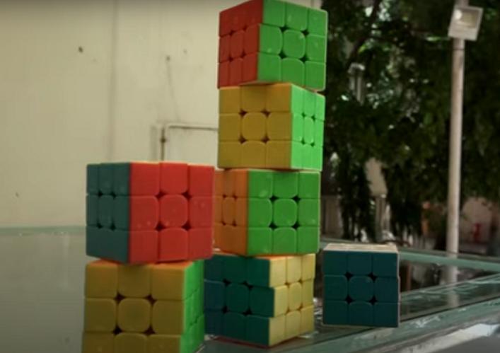 На одном дыхании: мужчина собрал 6 кубиков Рубика, находясь при этом под водой (видео)