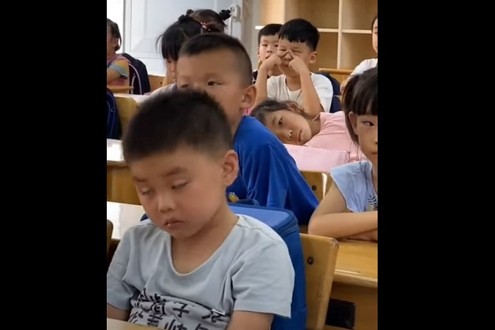 Мальчик на уроке отчаянно боролся со сном, но эту битву ему суждено было проиграть (видео)