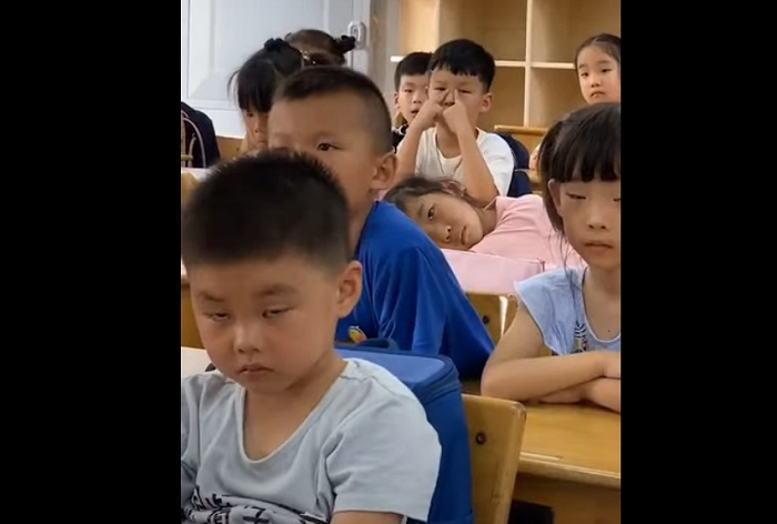 Мальчик на уроке отчаянно боролся со сном, но проиграл ему (смешное видео)