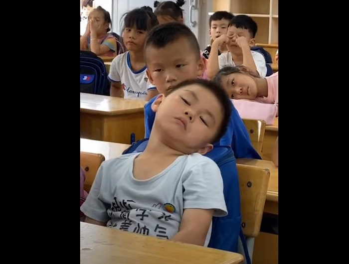Мальчик на уроке отчаянно боролся со сном, но проиграл ему (смешное видео)