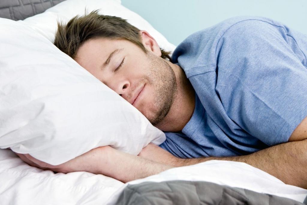 Горячий душ перед сном поможет расслабиться и уснуть. Как справиться с бессонницей