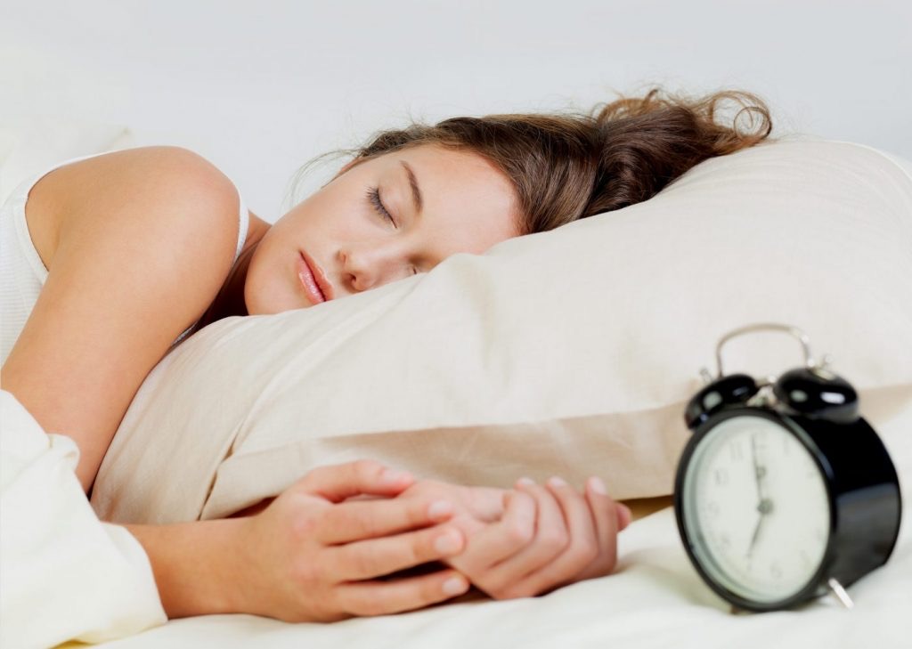 Горячий душ перед сном поможет расслабиться и уснуть. Как справиться с бессонницей