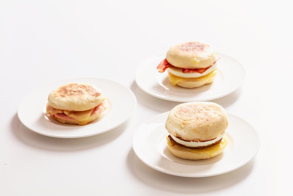Рецепт для поклонников фастфуда: готовим на завтрак сытный гамбургер с беконом и яйцом