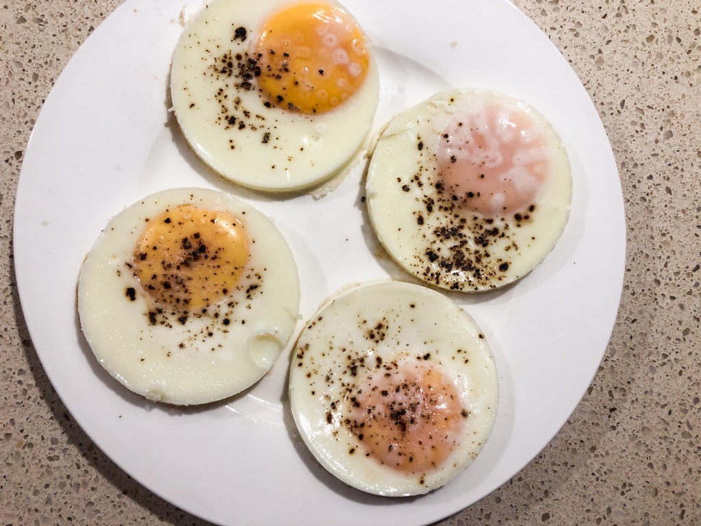 Рецепт для поклонников фастфуда: готовим на завтрак сытный гамбургер с беконом и яйцом
