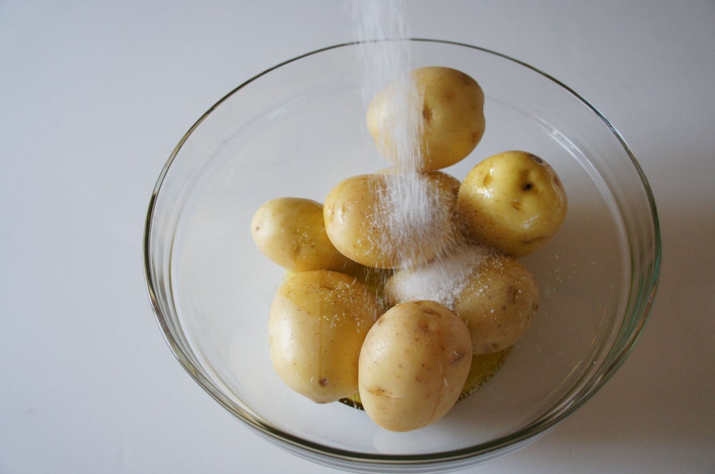 Картофельные чипсы, которых не найти на прилавках магазинов: прозрачность — главная особенность закуски (рецепт)