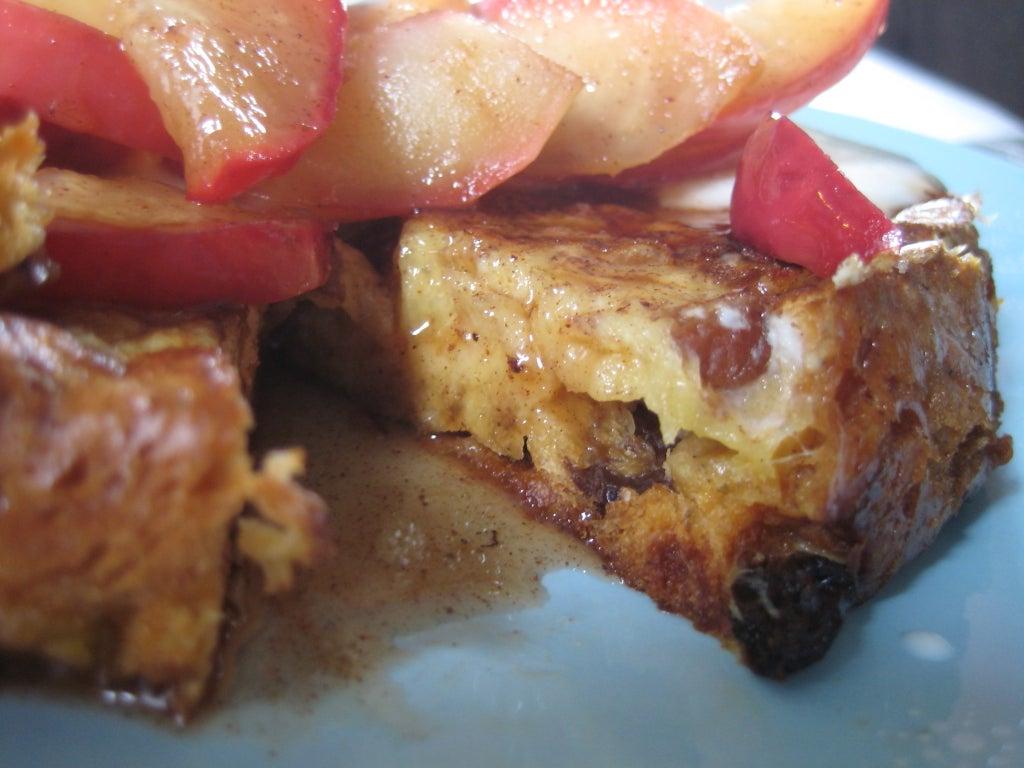 На завтрак готовлю французский тост из кекса с изюмом: подаю с яблоками, так еще вкуснее