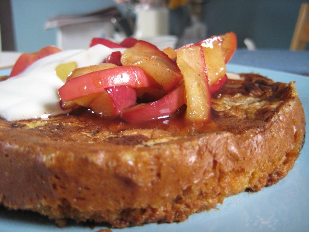 На завтрак готовлю французский тост из кекса с изюмом: подаю с яблоками, так еще вкуснее