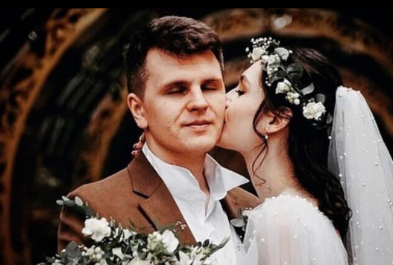 Мария Михалкова-Кончаловская показала свои свадебные фото и жениха. 19-летняя невеста была очаровательна