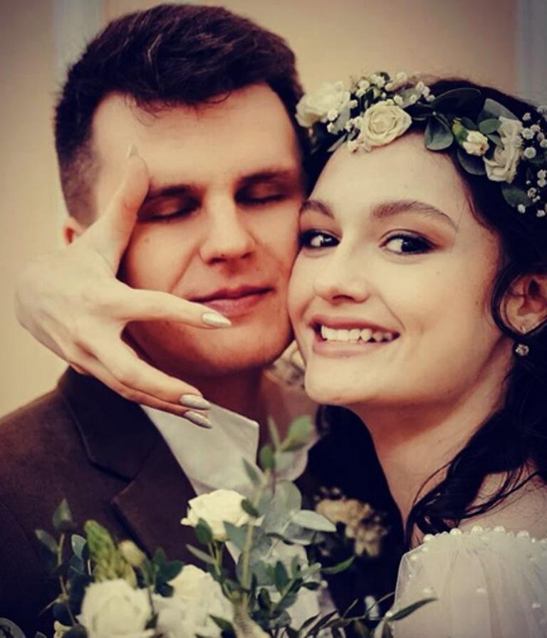 Мария Михалкова-Кончаловская показала свои свадебные фото и жениха. 19-летняя невеста была очаровательна