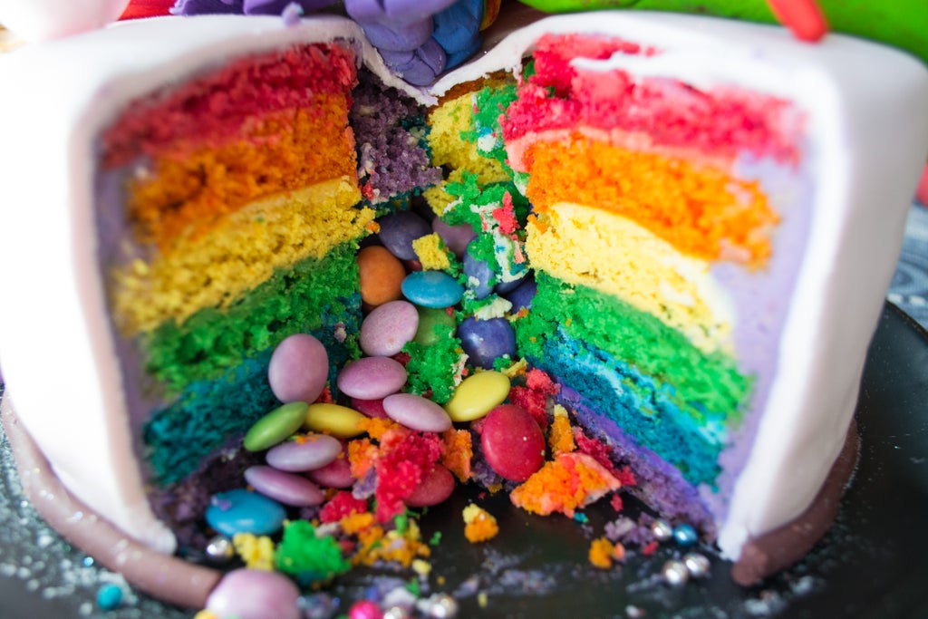 Устроила для ребенка "волшебный" праздник: испекла торт в виде яркого единорога