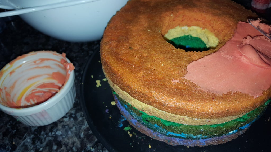 Устроила для ребенка "волшебный" праздник: испекла торт в виде яркого единорога