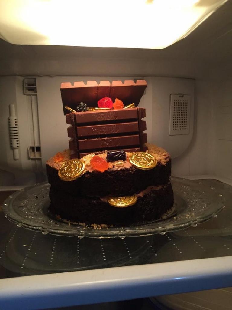 Лакомство для маленьких пиратов: на день рождения сына приготовила необычный торт в виде сундука с сокровищами