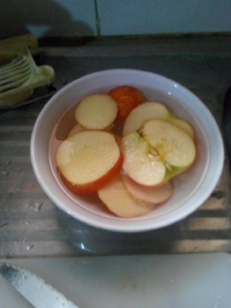 Деткам готовлю простой, но очень вкусный десерт: яблочки с арахисовой пастой на шпажках