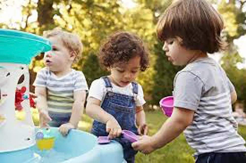 Малыши не всегда любят делиться игрушками, но этому можно постепенно научить, хотя некоторые психологи считают, что этого делать не нужно