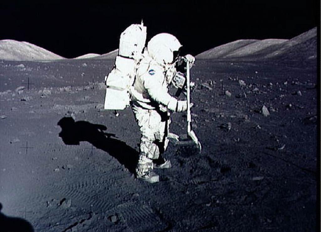 Пора открывать частную космическую компанию: NASA заплатит за добычу лунных пород до 300 долларов за грамм