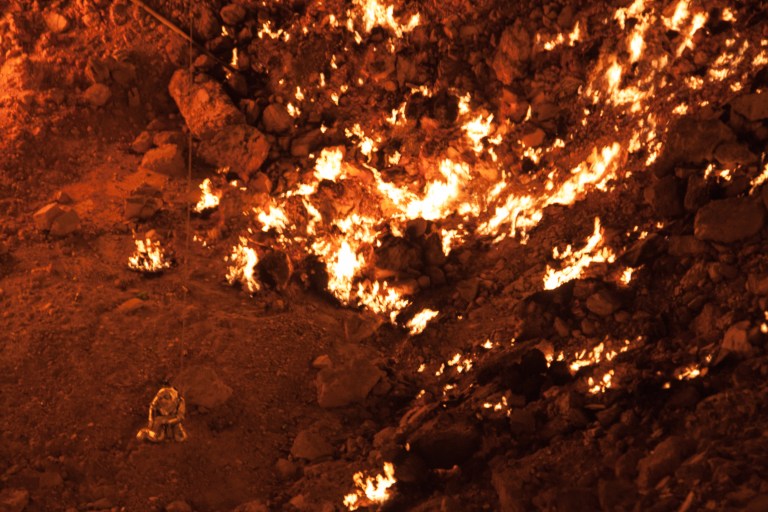 Экстремал спустился в ту самую горящую яму в Туркменистане, которую называют «Ворота в ад»