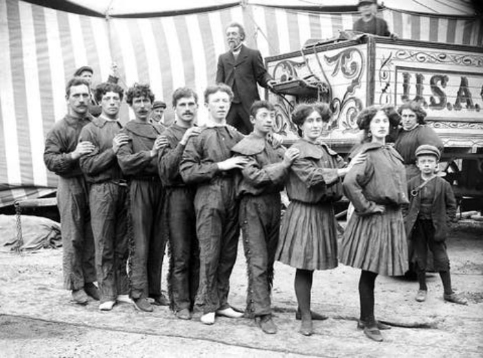 Так выглядела жизнь бродячего цирка 100 лет назад: фото