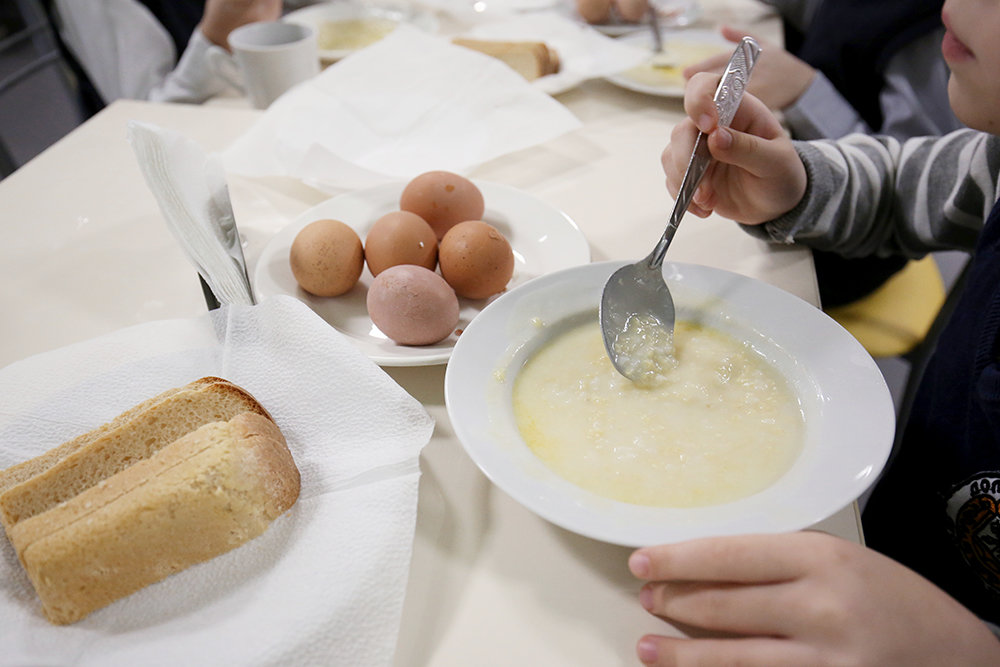 Горячее питание и 2 столовых ложки сахара в день: Роспотребнадзор выпустил памятки правильного питания для школьников